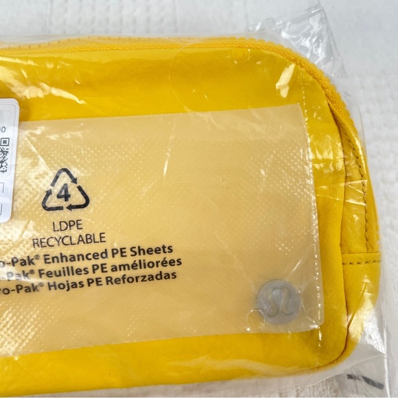 NWT Lululemon Everywhere Belt Bag (1L) - Utility Yellow - Picture 4 of 5